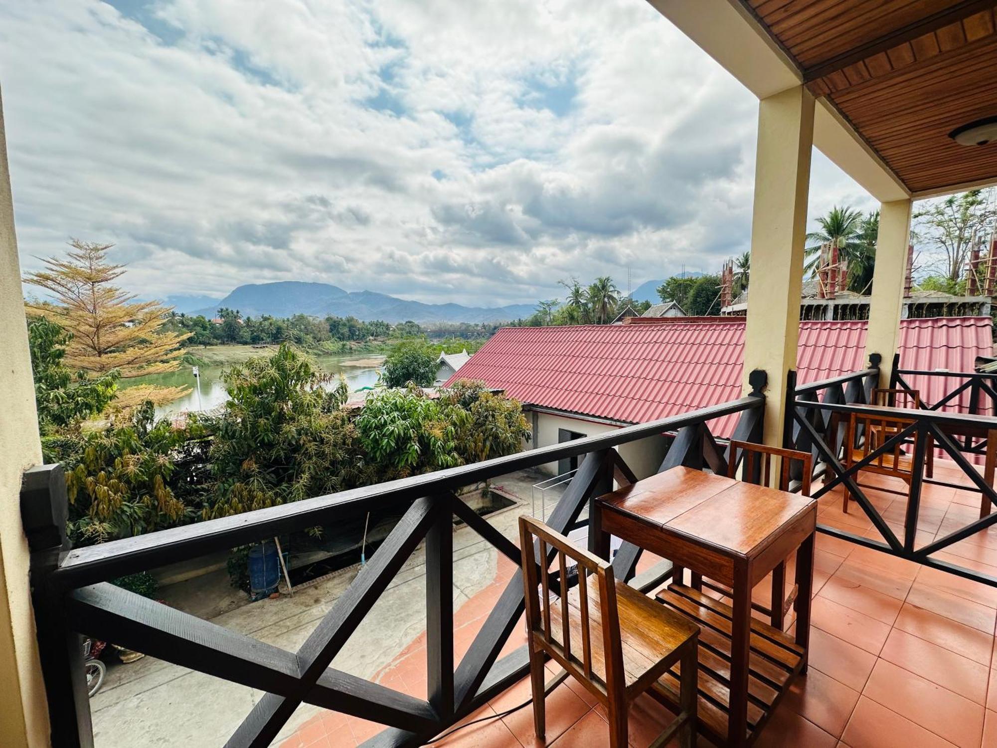 Kingkham Riverside Hotel Луанг Прабанг Екстериор снимка