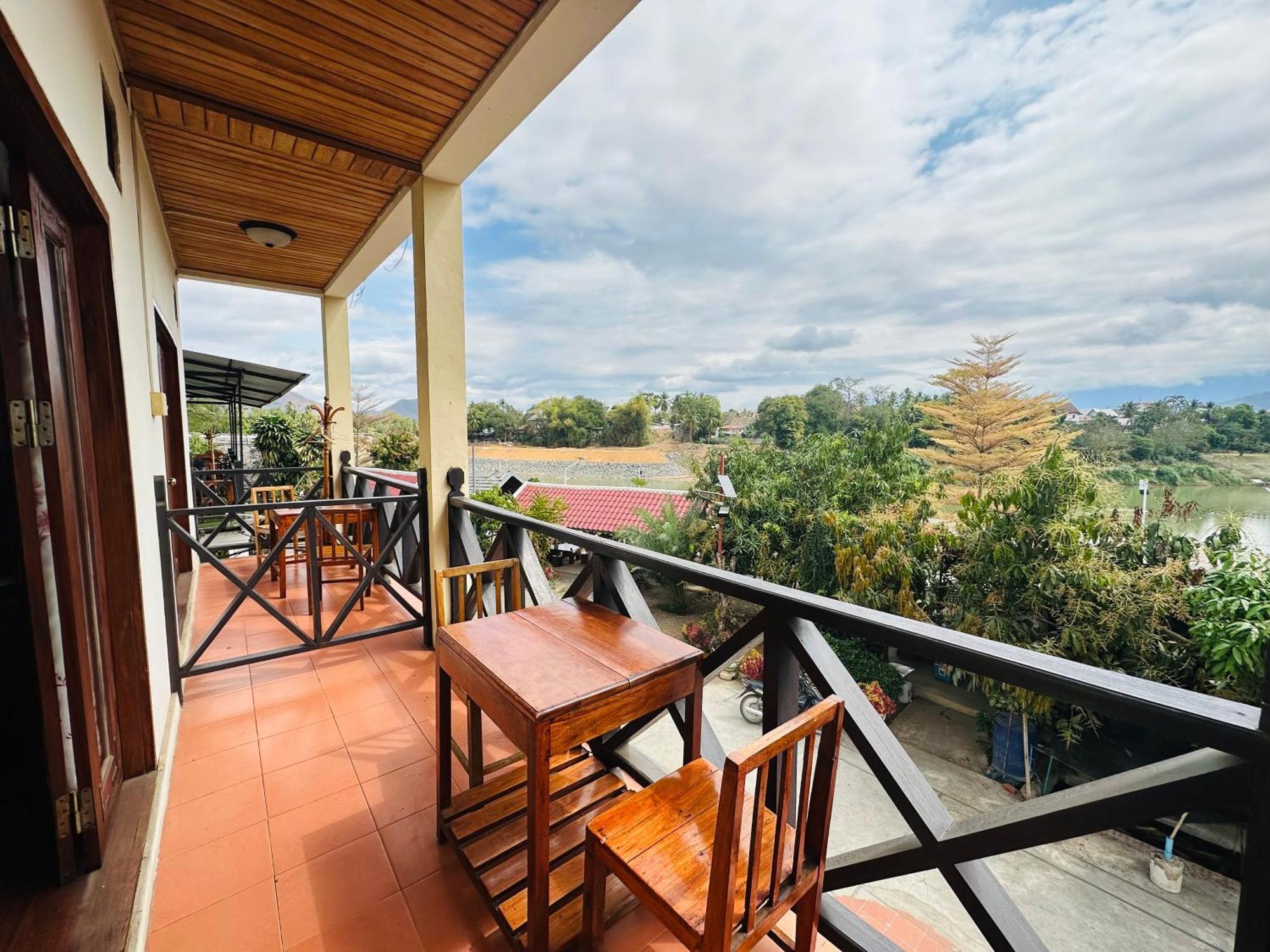 Kingkham Riverside Hotel Луанг Прабанг Екстериор снимка